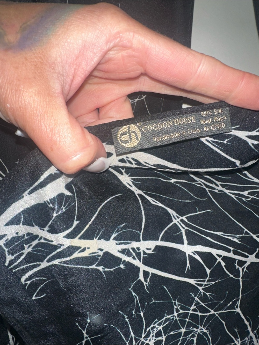 Cocoon House 100% Silk Wrap/Scarf - Picture 5 of 6